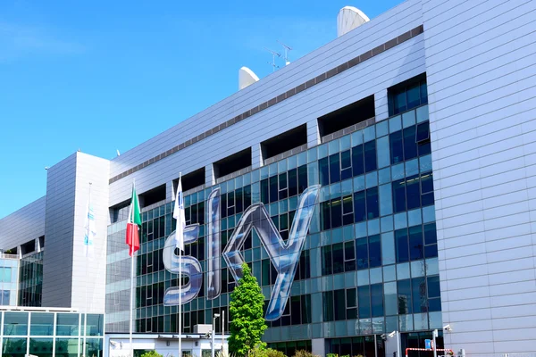 Milano, Italien, april 29 2014: sky betal tv huvudkontor m — Stockfoto