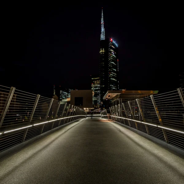 Milaan, Italië, 18 juni 2014: nieuwe unicredit bank wolkenkrabber, nacht scène Milaan 18 juni 2014 — Stockfoto