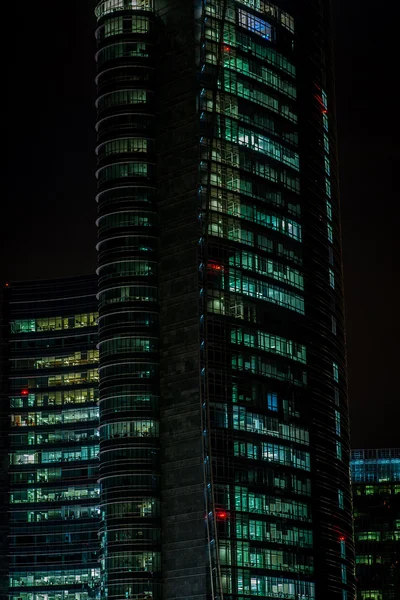 Kantoorgebouw nachtbeeld — Stockfoto