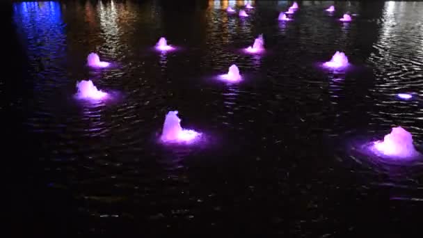 Городской ночной фонтан — стоковое видео