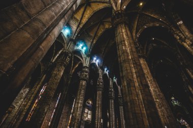 Duomo milan, iç NEF sütunlar