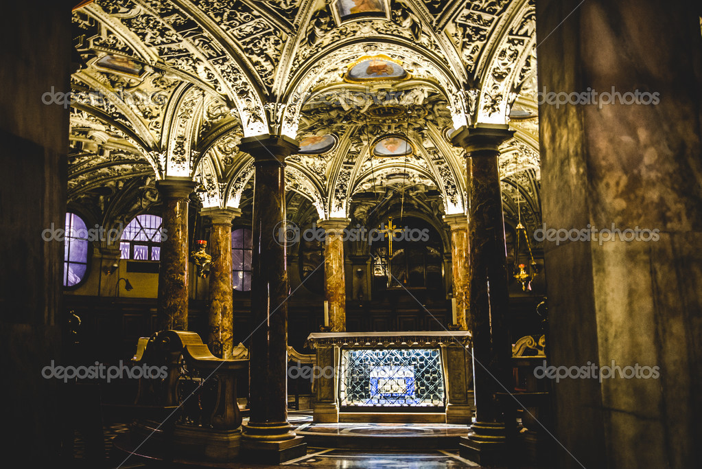 Milánský dóm, vnitřní krypta — Stock Fotografie © leporiniumberto 48978897