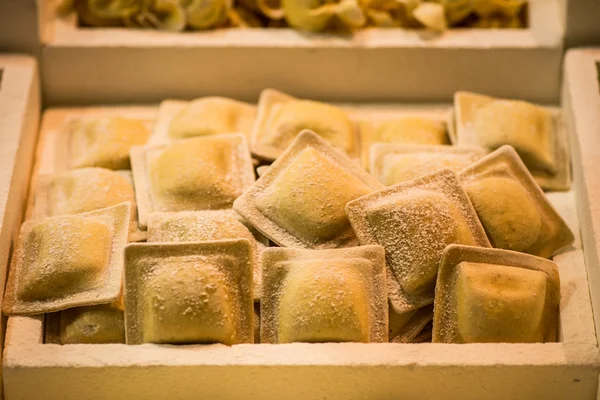 Mrożone włoski makaron tortellini — Zdjęcie stockowe