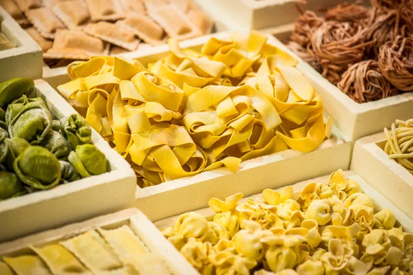 Verscheidenheid van Italiaanse pasta bevroren — Stockfoto