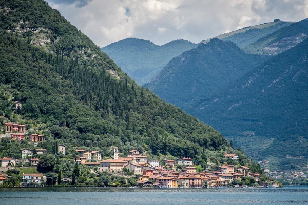 Peschiera maraglio Köyü mount Isola Adası, Iseo Gölü — Stok fotoğraf