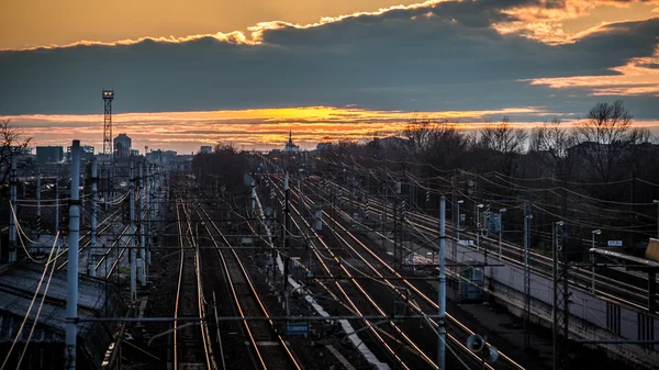 Eisenbahn nach Mailand in der Abenddämmerung — Stockfoto