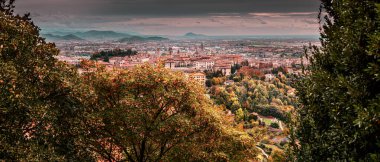 Bergamo Citta Alta 'nın tepelerinden İtalya' nın şehir manzarası gezileri