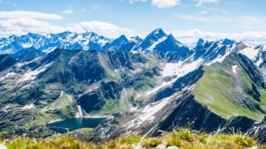 Üst HD zaman hızlandırılmış videosundan görülen güzel dağ manzarası