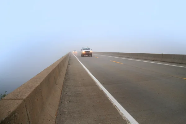 Hosszú híd a ködben — Stock Fotó