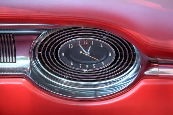 Reloj antiguo en el tablero del coche —  Fotos de Stock