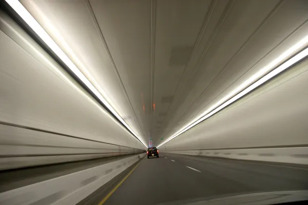 Dirija através do túnel — Fotografia de Stock