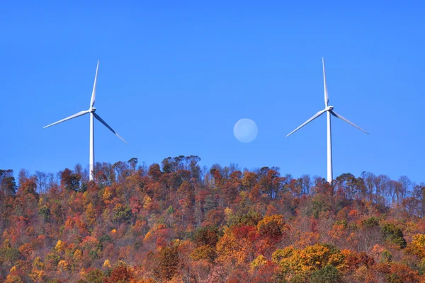 Molinos de viento en la colina — Foto de Stock