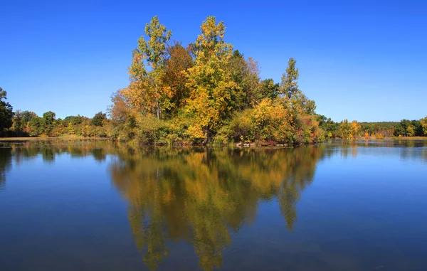 Riflessione sull'isola — Foto Stock