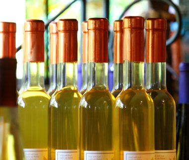 beyaz şarap şişeleri