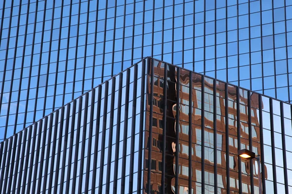 Blått glas windows — Stockfoto