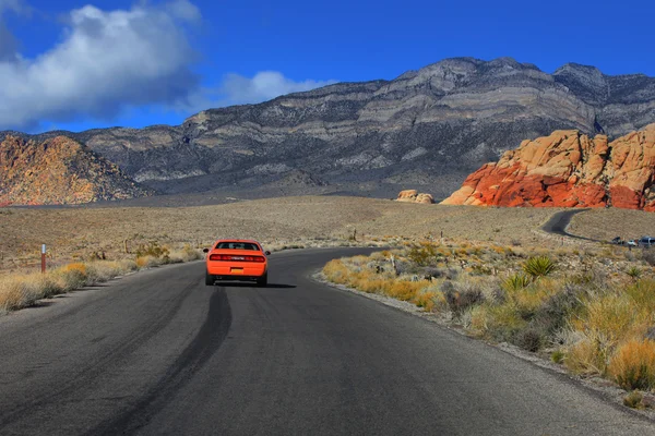 Slingrande väg i red rock canyon — Stockfoto