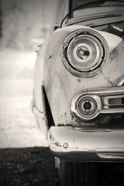 Abandoned classic car — Stock Photo, Image