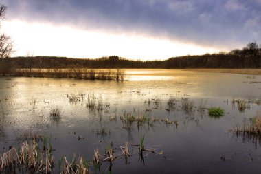 Göl üzerinde güneş yükseltmek