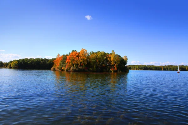 Ilha de outono no lago — Fotografia de Stock