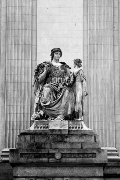 Estátua no rio — Fotografia de Stock