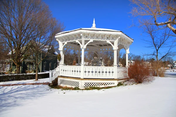 Lusthus i snö — Stockfoto