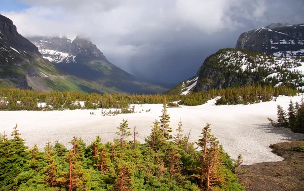 Logan pass before storm — Stock Photo, Image