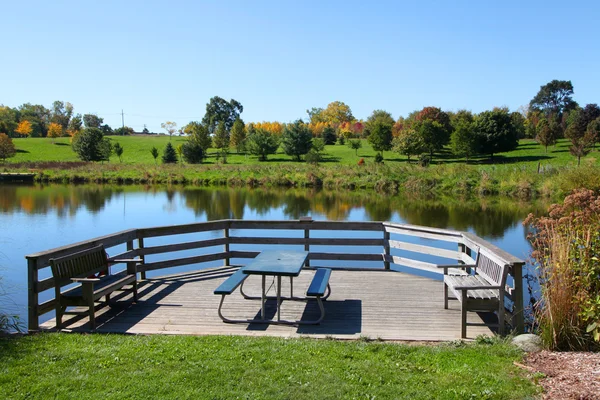 Mesa de picnic junto al estanque —  Fotos de Stock