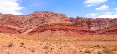 Kırmızı kaya tepeler