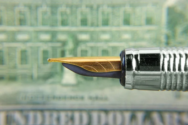 Pen en 100 dollar bill — Stockfoto