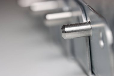 Metal çivili metal parantezleri yakın çekim
