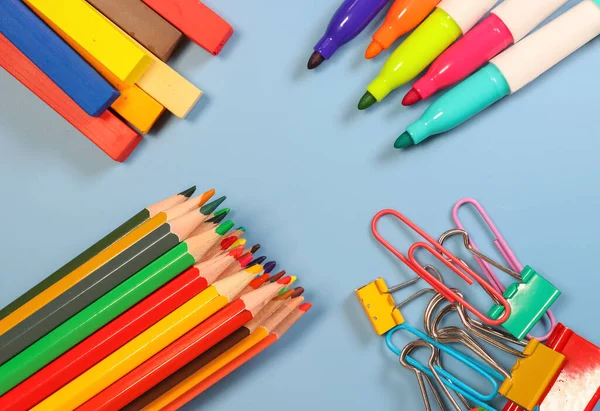 Concept Retour École Montrant Crayons Colorés Marqueurs Pastels Clips Sur — Photo