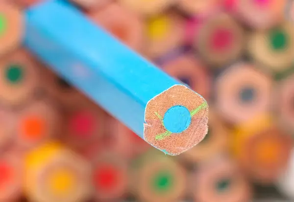 Ein Einziger Blauer Bleistift Sticht Aus Einem Stapel Bunter Bleistifte — Stockfoto