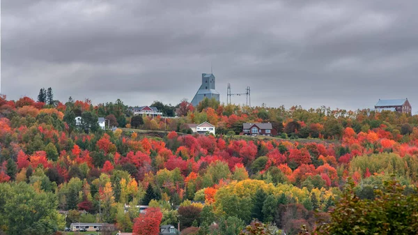老矿业城市汉考克俯瞰密歇根州北部半岛五彩缤纷的秋叶 — 图库照片