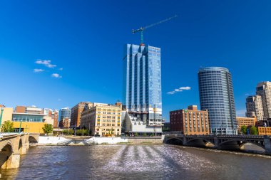 Grand Rapids, Michigan, ABD - 15 Ağustos 2021: Downtown Grand Rapids Michigan eyaletinin en büyük ikinci metropolitan alanıdır.