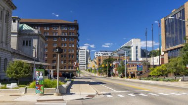 Grand Rapids, Michigan, ABD - 15 Ağustos 2021: Grand Rapids şehir merkezindeki Division Bulvarı şehrin en işlek caddelerinden biridir.