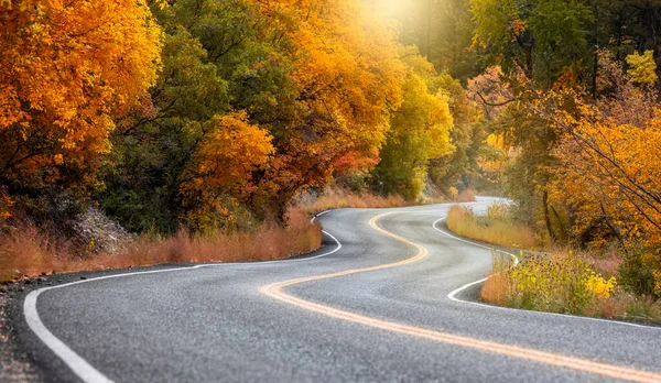 Landschaftlich Verwinkelte Nebenstraße Utah Umgeben Von Leuchtendem Herbstlaub — Stockfoto