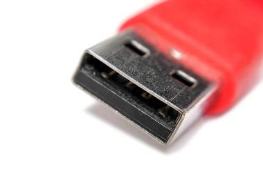Ekstrem yakın çekim beyaz zemin üzerinde kırmızı USB kablo