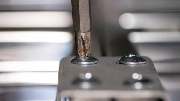 Close Shot Screw Driver Assembling Screw Metal Bracket — Stock Photo, Image