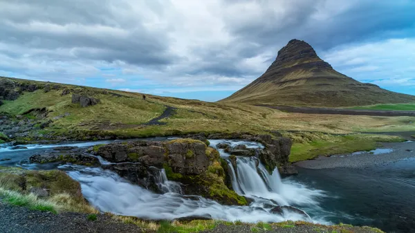 Низкий Угол Обзора Водопада Kirkjufellsfoss Вблизи Города Grundarfjordur Исландии Знаменитой — стоковое фото