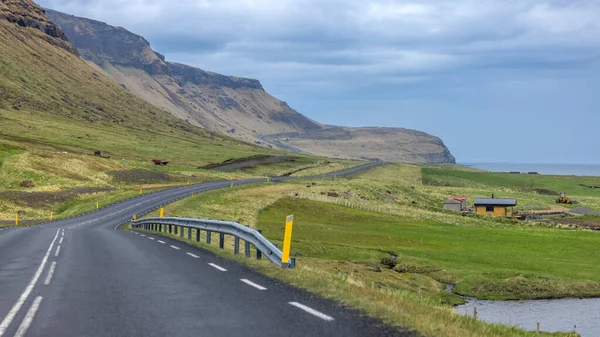 アイスランドの大西洋岸に沿って山々を通って風景Snaefellsnesvegur高速道路 曇りの空の背景と — ストック写真