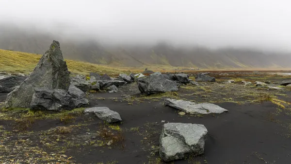 Lawa Kamienie Czarnym Piasku Plaży Islandii Góry Vestrahorn Pokryte Mgłą — Zdjęcie stockowe