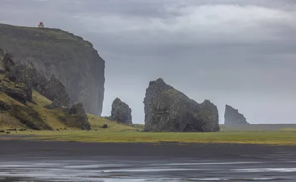 冰岛南部著名的Dyrholaey玄武岩地层景观 — 图库照片