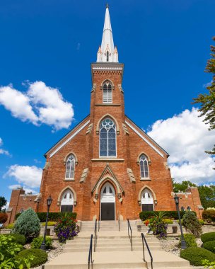 Frankenmuth, Michigan yakınlarında bulunan mavi gökyüzüne karşı St Lorenz Lutheran Kilisesi.