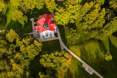 Leelanau eyalet parkının havadan görünüşü ve Michigan 'daki tarihi Grand Traverse deniz feneri. .