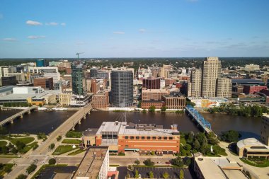 Grand Rapids, Michigan, ABD - 15 Ağustos 2021: Downtown Grand Rapids Michigan eyaletinin en büyük ikinci metropolitan alanıdır.