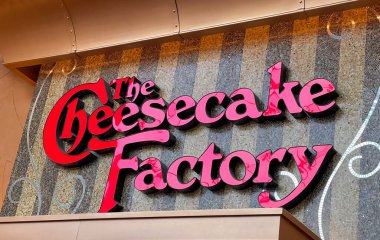 Novi, MI - 8 Ağustos 2021: Cheesecake Factory Restoranı Novi, MI 'deki Twelve Oaks AVM' nin dış tabelaları.