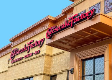 Novi, MI - 8 Ağustos 2021: Cheesecake Factory Restoranı Novi, MI 'deki Twelve Oaks AVM' nin dış tabelaları.