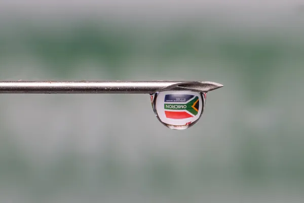 Закріплений Шприц Крапелькою Див Через Прапор Південної Африки Новим Варіантом — стокове фото