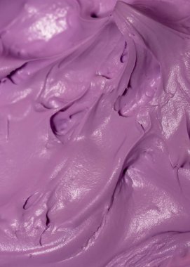 Mor pasta krema arkaplanının yakın plan çekimi