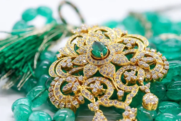 Крупный План Традиционного Индийского Ожерелья Настоящими Бриллиантами — стоковое фото